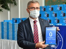 ÜSKÜDAR BELEDİYESİ GERİ DÖNÜŞÜMDEN ELDE ETTİĞİ GELİRLE 5000 ADET TABLET DAĞITTI