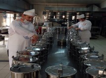 ÜSKÜDAR BELEDİYESİ AŞEVİ HERGÜN İHTİYAÇ SAHİPLERİNE SICAK YEMEK DAĞITIYOR ÜSKÜDAR BELEDİYESİ AŞEVİ HERGÜN İHTİYAÇ SAHİPLERİNE SICAK YEMEK DAĞITIYOR