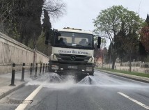 ÜSKÜDAR SOKAKLARI TİTİZLİKLE DEZENFEKTE EDİLİYOR ÜSKÜDAR SOKAKLARI TİTİZLİKLE DEZENFEKTE EDİLİYOR