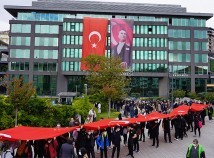 100 METRELİK DEV BAYRAKLA CUMHURİYET YÜRÜYÜŞÜ GERÇEKLEŞTİRİLDİ 100 METRELİK DEV BAYRAKLA CUMHURİYET YÜRÜYÜŞÜ GERÇEKLEŞTİRİLDİ