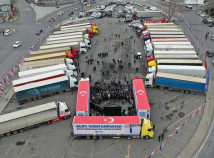 75 TIR'LIK YARDIM KONVOYUMUZ İDLİB'E DOĞRU YOLA ÇIKTI 75 TIR'LIK YARDIM KONVOYUMUZ İDLİB'E DOĞRU YOLA ÇIKTI