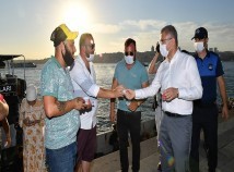 ÜSKÜDAR SAHİLİNDE ARTIK ÇEKİRDEK YERİNE DONDURMA YENİYOR ÜSKÜDAR SAHİLİNDE ARTIK ÇEKİRDEK YERİNE DONDURMA YENİYOR